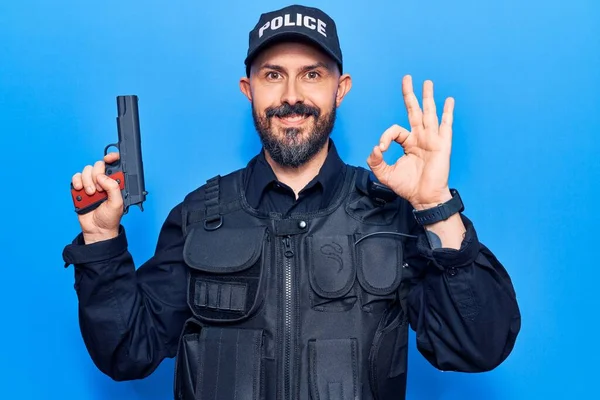 Junger Gutaussehender Mann Polizeiuniform Mit Pistole Der Mit Den Fingern — Stockfoto