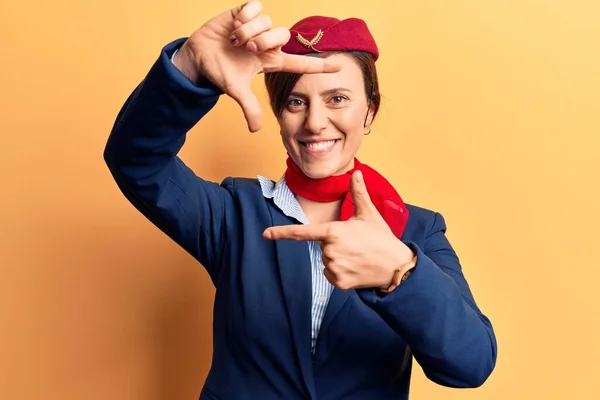 Mujer Hermosa Joven Con Uniforme Azafata Sonriente Haciendo Marco Con — Foto de Stock