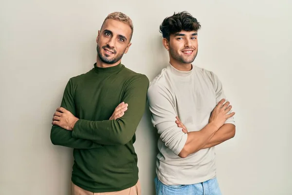 Homossexual Casal Gay Juntos Vestindo Roupas Casuais Rosto Feliz Sorrindo — Fotografia de Stock