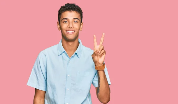 Молодий Афроамериканець Одягнений Повсякденний Одяг Посміхається Перед Камерою Показуючи Пальцями — стокове фото