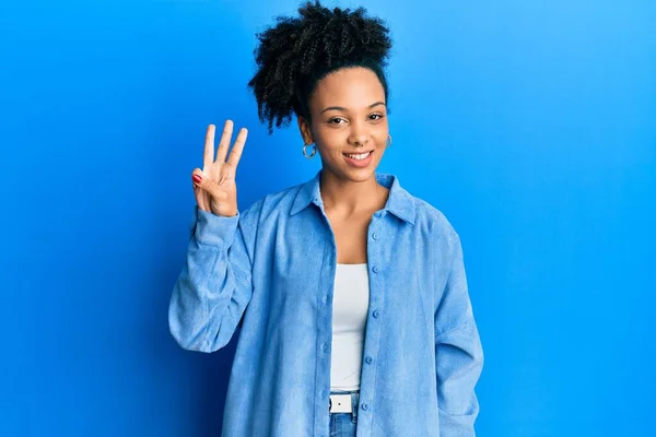 Молода Афроамериканка Повсякденному Одязі Показує Вказує Вгору Пальцями Номер Три — стокове фото