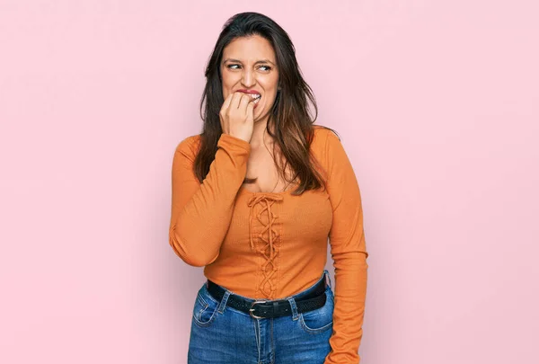 Mulher Hispânica Bonita Vestindo Roupas Casuais Olhando Estressado Nervoso Com — Fotografia de Stock