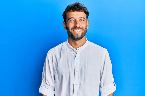 Beau Homme Barbu Portant Une Chemise Élégante Avec Sourire Heureux — Photo