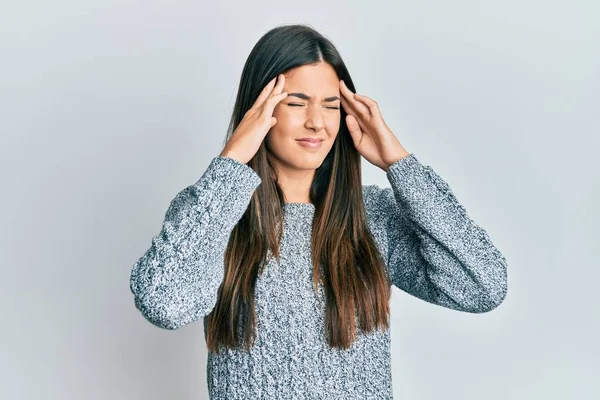 Mujer Morena Joven Con Suéter Casual Invierno Con Mano Cabeza — Foto de Stock