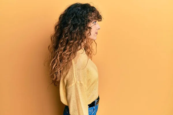 Jong Hispanic Meisje Dragen Casual Kleding Zoek Naar Kant Ontspannen — Stockfoto