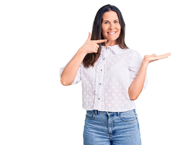 Joven Mujer Morena Hermosa Con Camisa Casual Asombrado Sonriendo Cámara —  Fotos de Stock