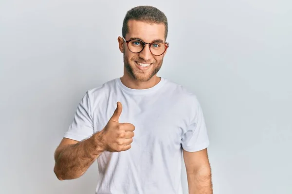 Gündelik Giysiler Gözlük Takan Genç Beyaz Bir Adam Mutlu Bir — Stok fotoğraf