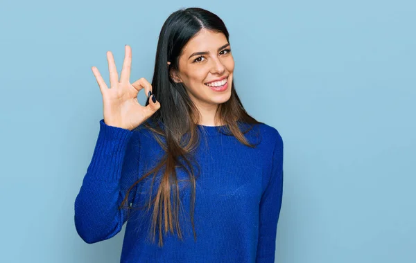 Молода Іспаномовна Жінка Повсякденному Одязі Посміхається Позитивно Роблячи Знак Рукою — стокове фото