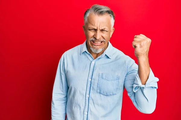 Uomo Mezza Età Dai Capelli Grigi Indossa Abiti Casual Arrabbiato — Foto Stock