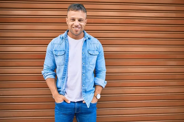 Jovem Caucasiano Sorrindo Feliz Encostado Parede Cidade — Fotografia de Stock