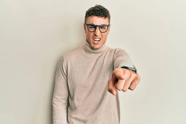 Hispanic Young Man Wearing Casual Turtleneck Sweater Pointing Displeased Frustrated — Stock Fotó