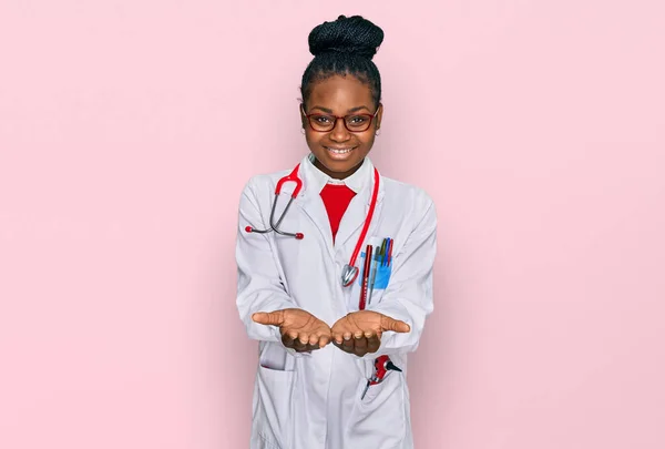 Junge Afrikanisch Amerikanische Frau Arztuniform Und Stethoskop Mit Lächelnden Händen — Stockfoto