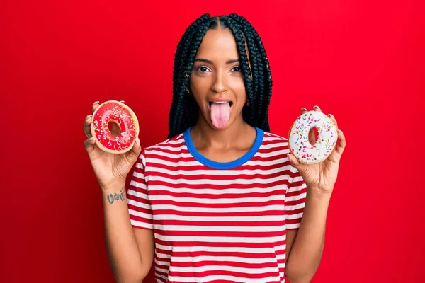 Hermosa Mujer Hispana Sosteniendo Sabrosas Rosquillas Coloridas Sacando Lengua Feliz —  Fotos de Stock