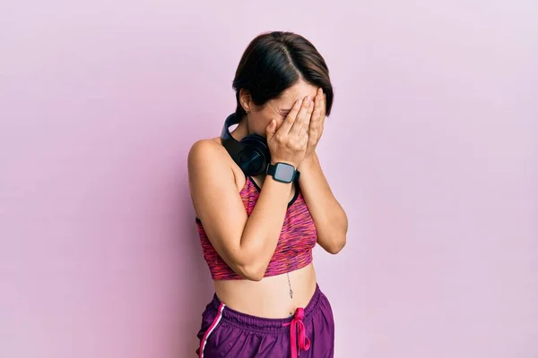 Joven Morena Pelo Corto Con Ropa Deportiva Auriculares Con Expresión —  Fotos de Stock