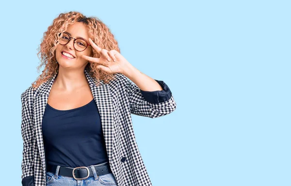 Mujer Rubia Joven Con Pelo Rizado Usando Chaqueta Negocios Gafas — Foto de Stock