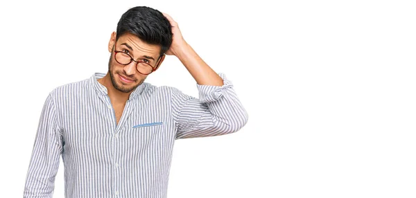 Jovem Homem Bonito Vestindo Roupas Casuais Óculos Confundem Perguntam Sobre — Fotografia de Stock