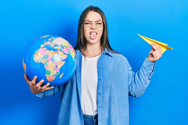 Ung Latinamerikansk Flicka Håller Papper Plan Och Världen Boll Sticker — Stockfoto