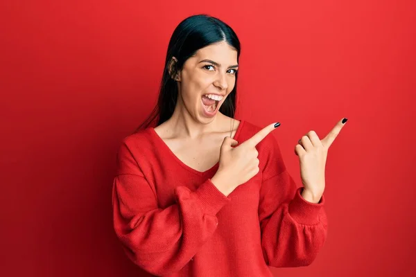 Jovem Hispânica Vestindo Roupas Casuais Sorrindo Olhando Para Câmera Apontando — Fotografia de Stock