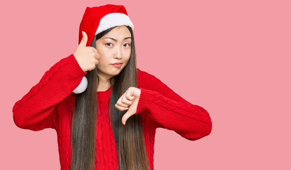 Jovem Chinesa Usando Chapéu Natal Fazendo Polegares Para Cima Para — Fotografia de Stock