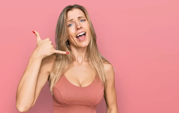 Hermosa Mujer Caucásica Vistiendo Ropa Casual Sonriendo Haciendo Gesto Telefónico —  Fotos de Stock