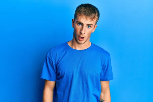 Junger Kaukasischer Mann Trägt Lässiges Blaues Shirt Schockgesicht Sieht Skeptisch — Stockfoto