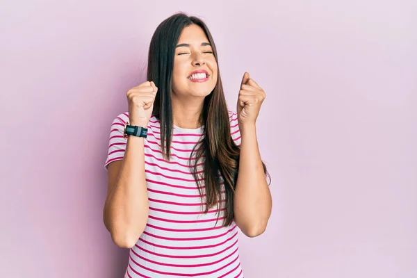 Joven Morena Vestida Con Ropa Casual Sobre Fondo Rosa Emocionada — Foto de Stock