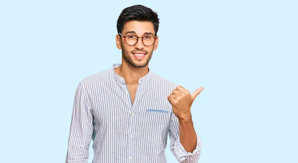 Junger Gutaussehender Mann Lässiger Kleidung Und Brille Lächelt Mit Glücklichem — Stockfoto