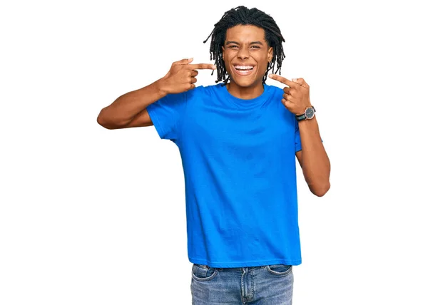 Joven Afroamericano Vestido Con Ropa Casual Sonriendo Alegre Mostrando Señalando — Foto de Stock