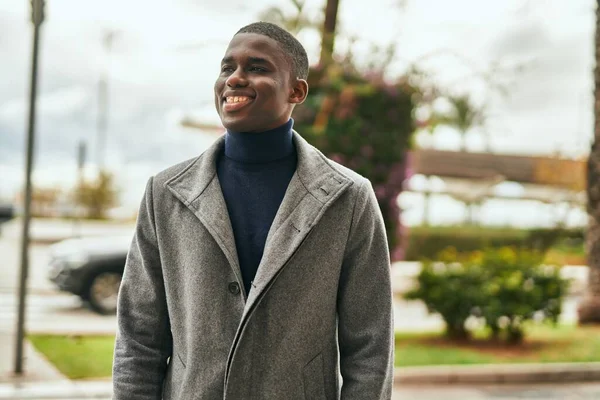 Jeune Homme Afro Américain Souriant Heureux Debout Ville — Photo