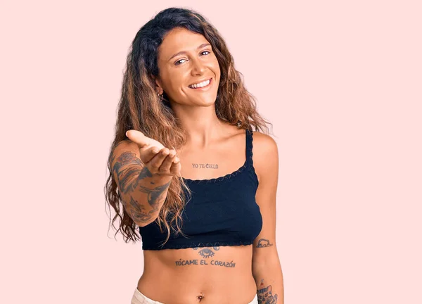 Young Hispanic Woman Tattoo Wearing Casual Clothes Smiling Friendly Offering — Stock Photo, Image