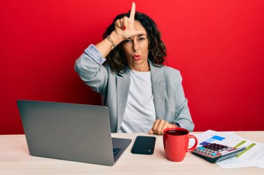 Ofiste çalışan orta yaşlı güzel bir kadın bir fincan kahve içiyor. Alnında parmakları olan insanlarla dalga geçiyor. Ezik hareketler yapıyor, alay ediyor.. 