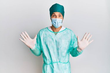 Cerrah üniforması giyen genç ve yakışıklı bir adam çılgın kutlamalar yapıyor ve başarıya hayret ediyor. Kolları açık, gözleri açık, heyecanlı çığlıklar atıyorlar. Kazanan konsept 