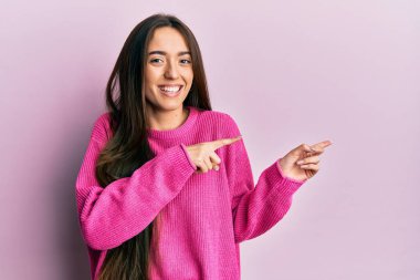 Genç İspanyol kız parmaklarını kenarı işaret ederek çılgınlığı kutluyor ve başarıyı haykırarak haykırıyor heyecanla. 