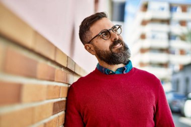 Genç İspanyol yönetici şehirde mutlu bir şekilde dikiliyor..