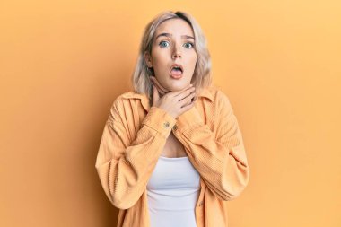 Sıradan kıyafetler giyen genç sarışın kız boğularak can çekiştiği için bağırıyor ve boğuluyor. Sağlık problemi. Boğulma ve intihar konsepti. 