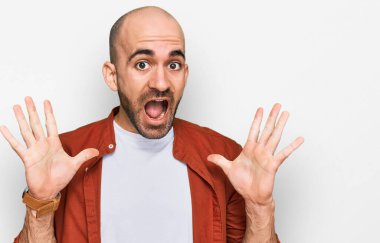 Sıradan kıyafetler giyen genç İspanyol adam çılgın ve başarıyı kollarını kaldırıp heyecanla haykırarak kutluyor. Kazanan konsept 