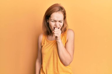 Kolsuz tişörtlü, sıradan giyinen beyaz bir kadın kendini iyi hissetmiyor ve soğuk algınlığı veya bronşitin belirtisi olarak öksürüyor. sağlık hizmeti kavramı. 
