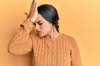 Kış süveteri giyen genç esmer kadın bir hata sonucu el ele tutuşup şaşırdı. Hatayı hatırla. Unuttum, kötü hafıza kavramı. 