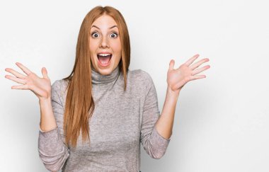 Genç İrlandalı kadın gündelik giysiler giyip çılgınlığı kutluyor ve başarıya hayret ediyor kolları açık ve gözleri açık heyecanla haykırıyor. Kazanan konsept 