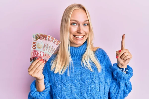 Joven Chica Rubia Sosteniendo 100 Billetes Nuevos Zealand Dólares Sonriendo — Foto de Stock