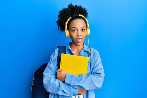 Ung Afrikansk Amerikansk Flicka Bär Student Ryggsäck Och Hörlurar Håller — Stockfoto