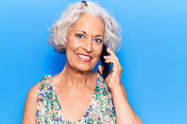 Senior Gråhårig Kvinna Som Pratar Smartphone Ser Positiv Och Glad — Stockfoto