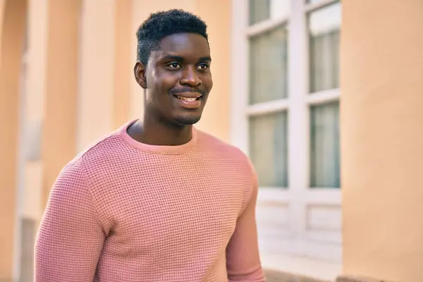 Mladý Africký Američan Muž Usměvavý Šťastný Stojící Městě — Stock fotografie