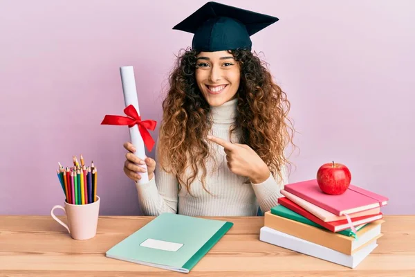 Joven Chica Hispana Con Sombrero Graduado Sosteniendo Diploma Sonriendo Feliz —  Fotos de Stock