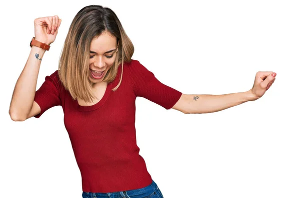 Menina Loira Jovem Vestindo Roupas Casuais Dançando Feliz Alegre Sorrindo — Fotografia de Stock