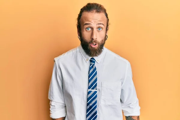 Knappe Man Met Baard Lang Haar Zakelijke Kleding Bang Geschokt — Stockfoto