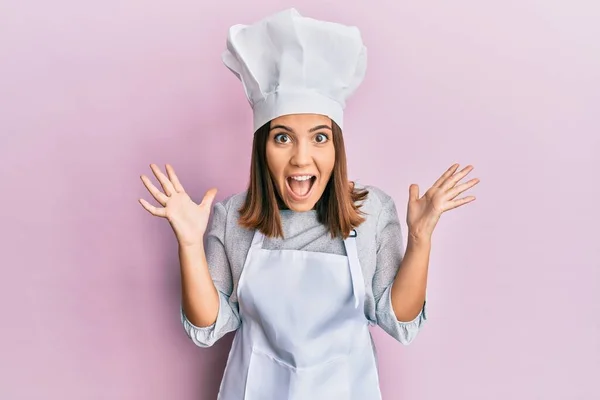 Jonge Mooie Vrouw Draagt Professionele Kok Uniform Hoed Vieren Gek — Stockfoto