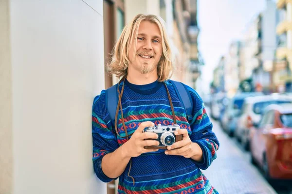 Jovem Turista Escandinavo Homem Sorrindo Feliz Para Cidade — Fotografia de Stock