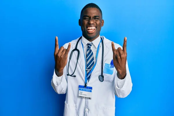 Jeune Homme Afro Américain Portant Uniforme Médecin Criant Avec Une — Photo