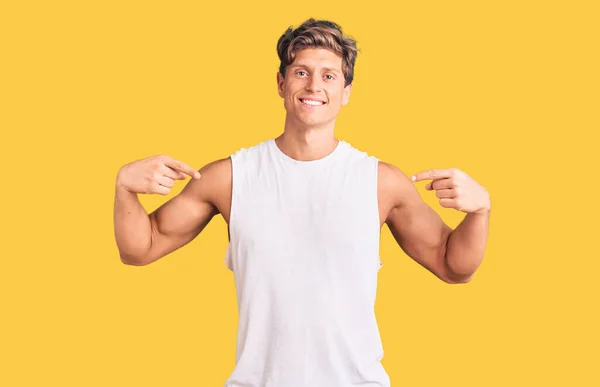 Jovem Homem Bonito Vestindo Camiseta Sem Mangas Olhando Confiante Com — Fotografia de Stock